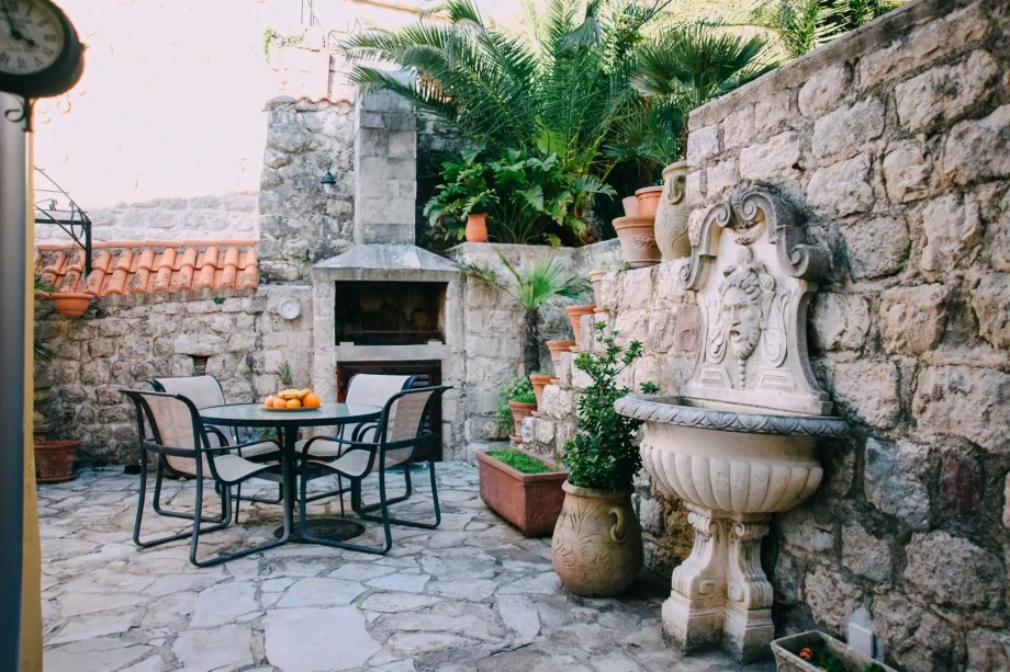 Stunning Villa Garden with Lush Greenery and Elegant Landscaping