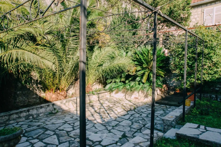 Luxurious Villa Garden with Elegant Landscaping and Upscale Design