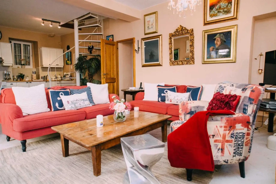 Rustic Style Living Room with Warm Wooden Details and Cozy Ambiance