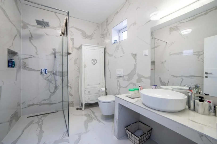 Fully Equipped Bathroom with Modern Fixtures in Villa