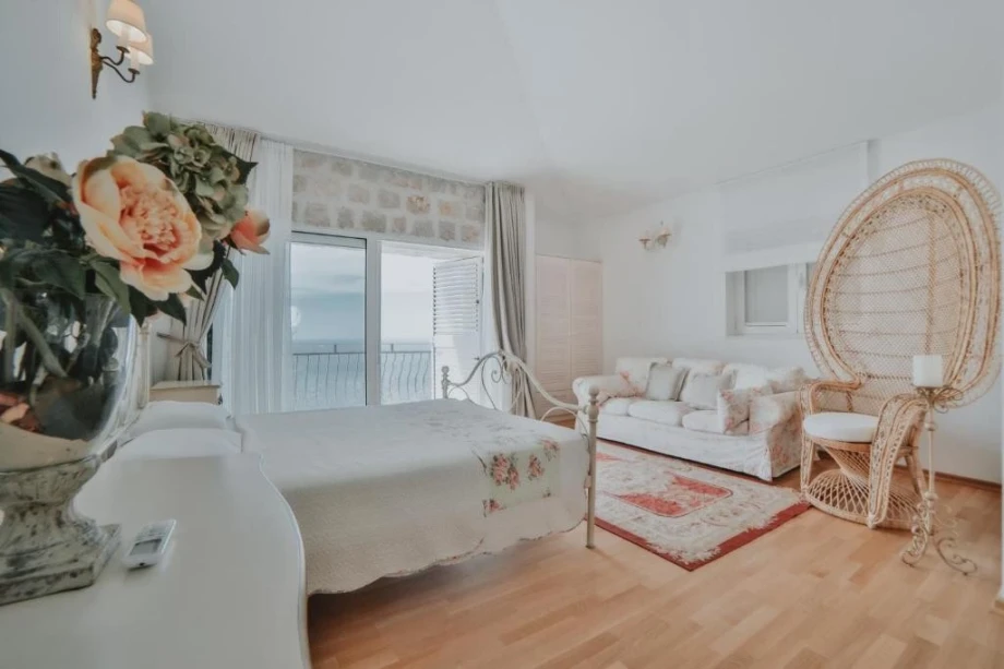 Spacious Room in Villa