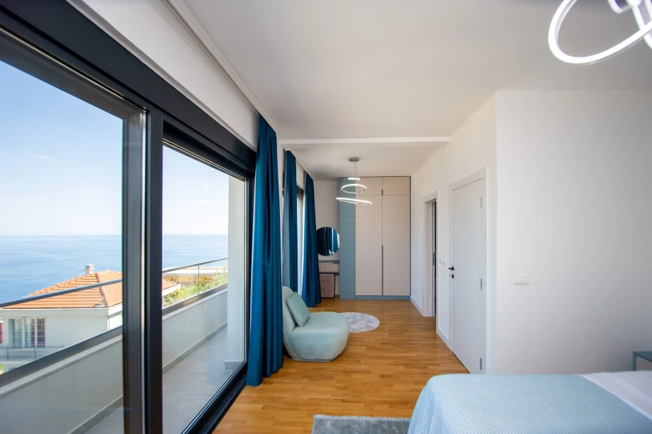 Spacious Room with Stunning Sea View at Moonstruck Villa