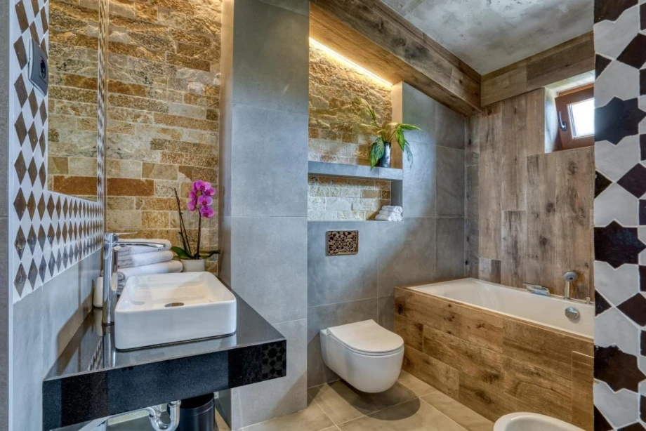 Modern and Fully Equipped Bathroom