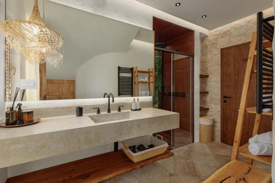 Sophisticated and Elegant Bathroom with Luxurious Finishes