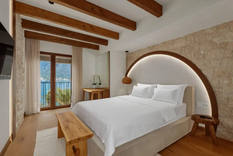 Elegant Bedroom Featuring a Large, Comfortable Bed