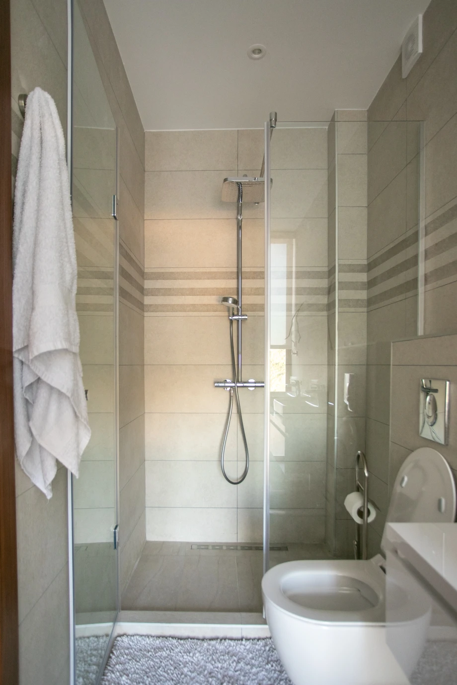 Stylish and Fully Equipped Bathroom