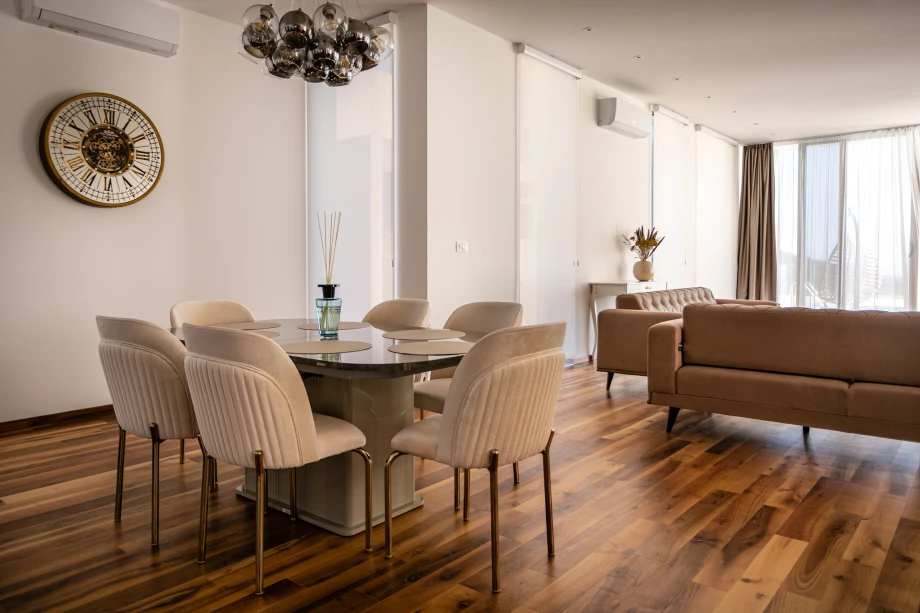 Elegant Dining Room with Sophisticated Ambiance