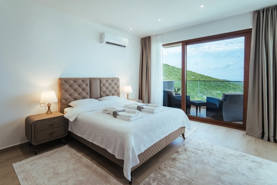 Elegant Room with Terrace