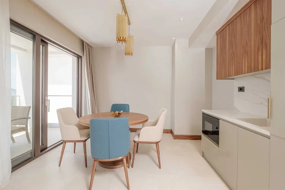 Modern Kitchen with Elegant Finishes