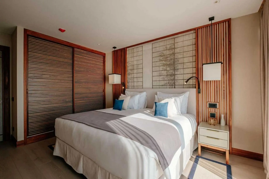 Luxurious Bedroom with Elegant Déco