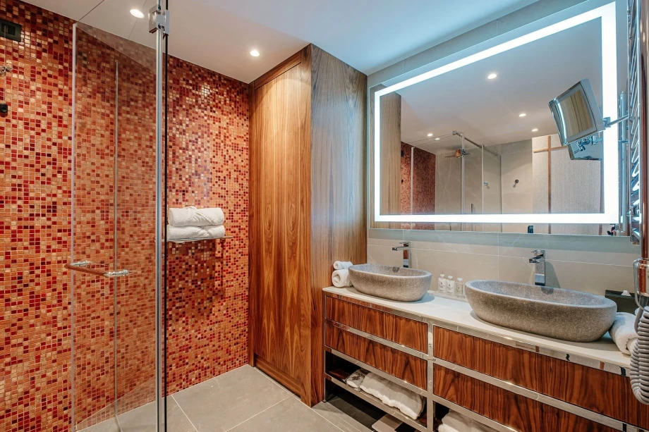 Spacious Bathroom with Modern Amenities