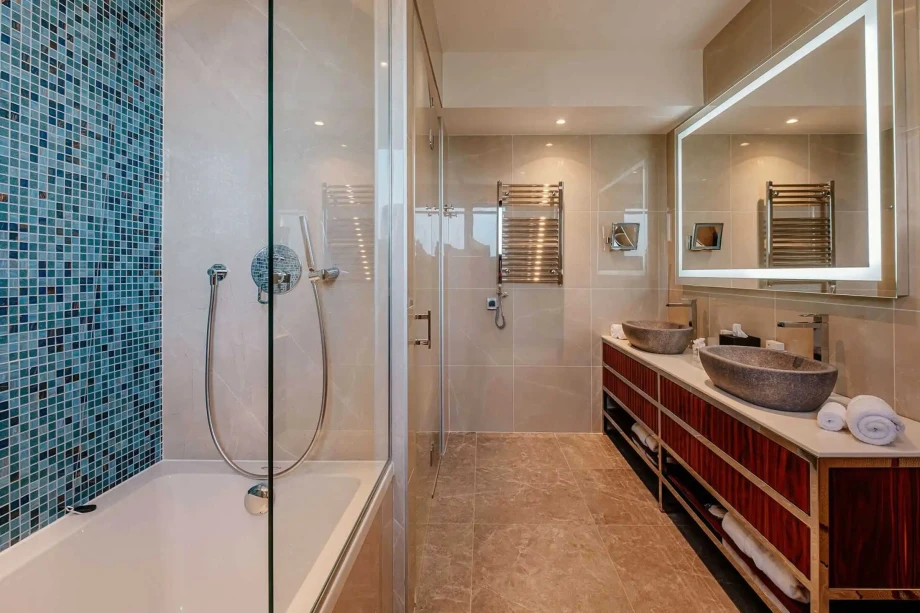 Luxurious Bathroom with Modern Fixtures