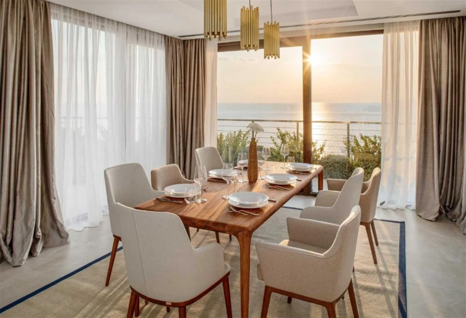 Elegant Dining Room with Stunning Ambiance