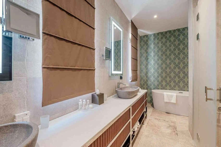 Elegant Bathroom with Modern Fixtures