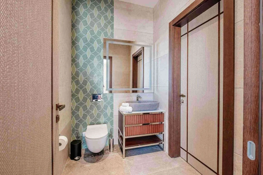 Stylish and Spacious Bathroom