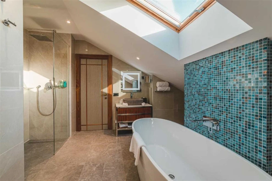 Elegant Ensuite Bathroom with Contemporary Design and Premium Finishes