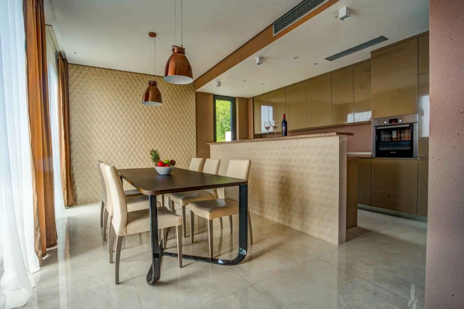 Elegant Dining Table in the Modern Dining Room