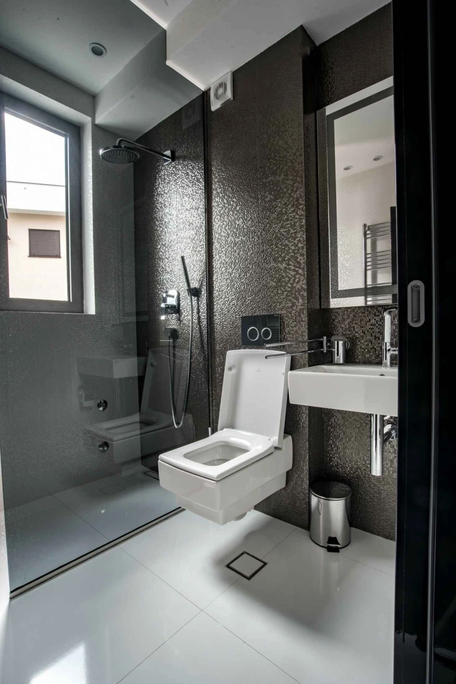 Modern Bathroom with Elegant Design