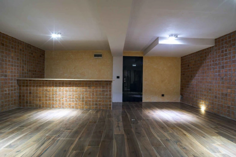 Spacious Room with Elegant Design