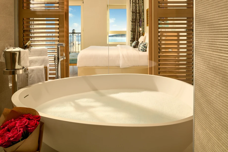 Elegant Bath Tub for Relaxation and Comfort