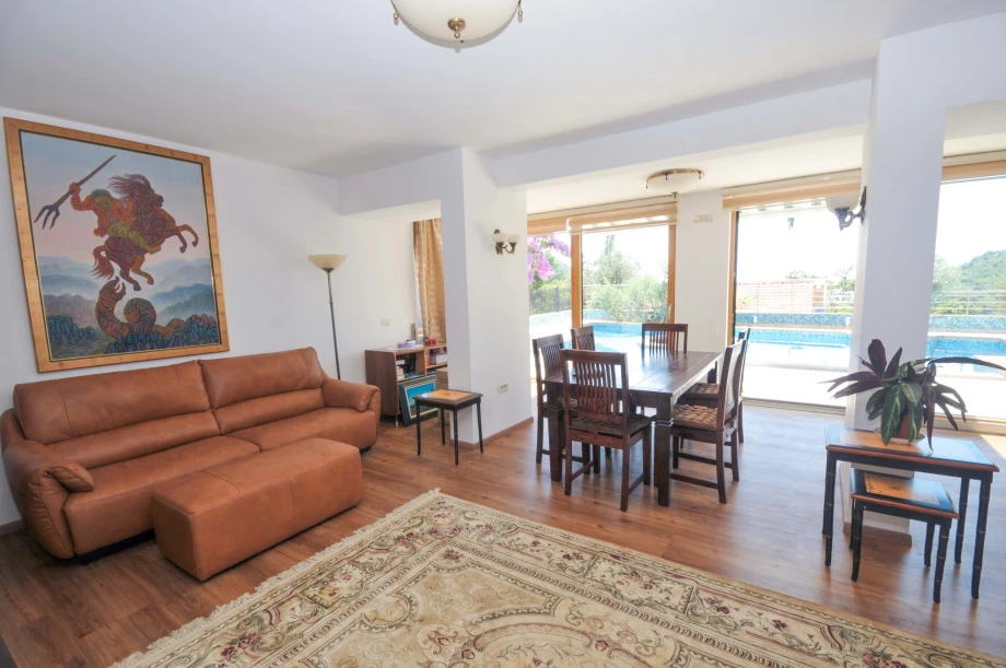 Spacious Living Room with Comfortable Seating and Stylish Decor