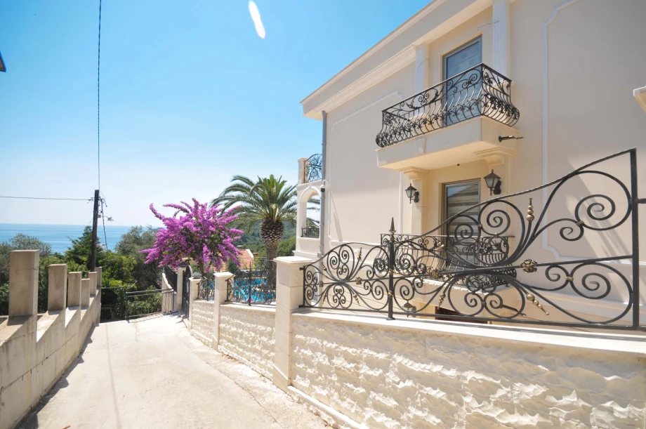 Villa with Breathtaking Sea View and Modern Architecture