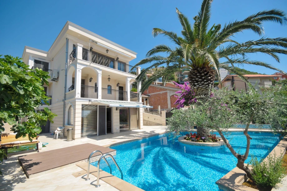 Villa with Private Pool and Stunning Outdoor Living Space