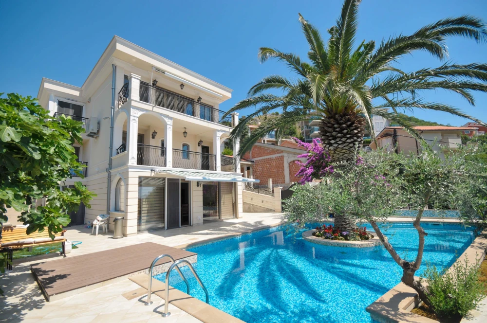 Enchanting Villa with Elegant Design and Lush Garden
