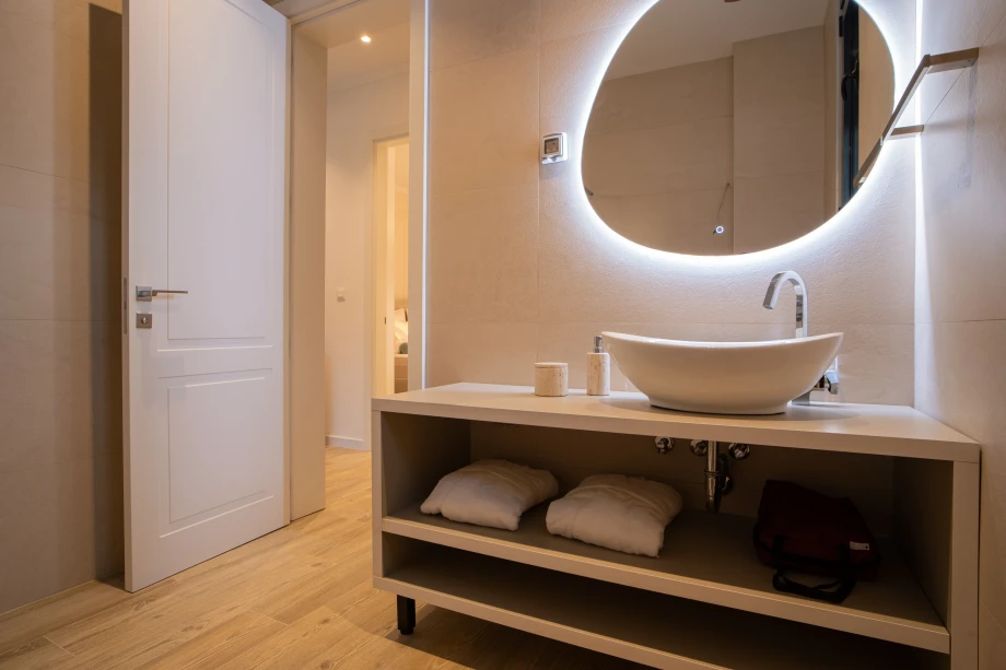 Luxurious Bathroom with Modern Fixtures and Elegant Design