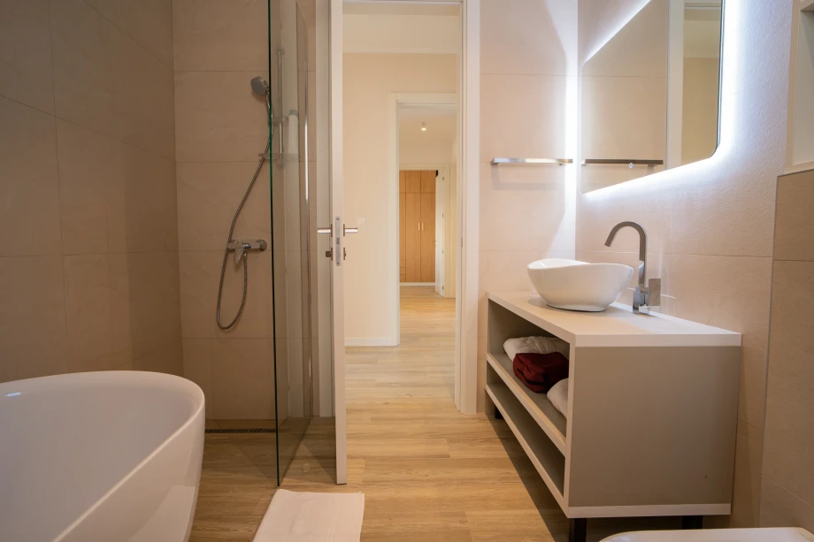 Modern Bathroom with Stylish Fixtures and Relaxing Ambiance