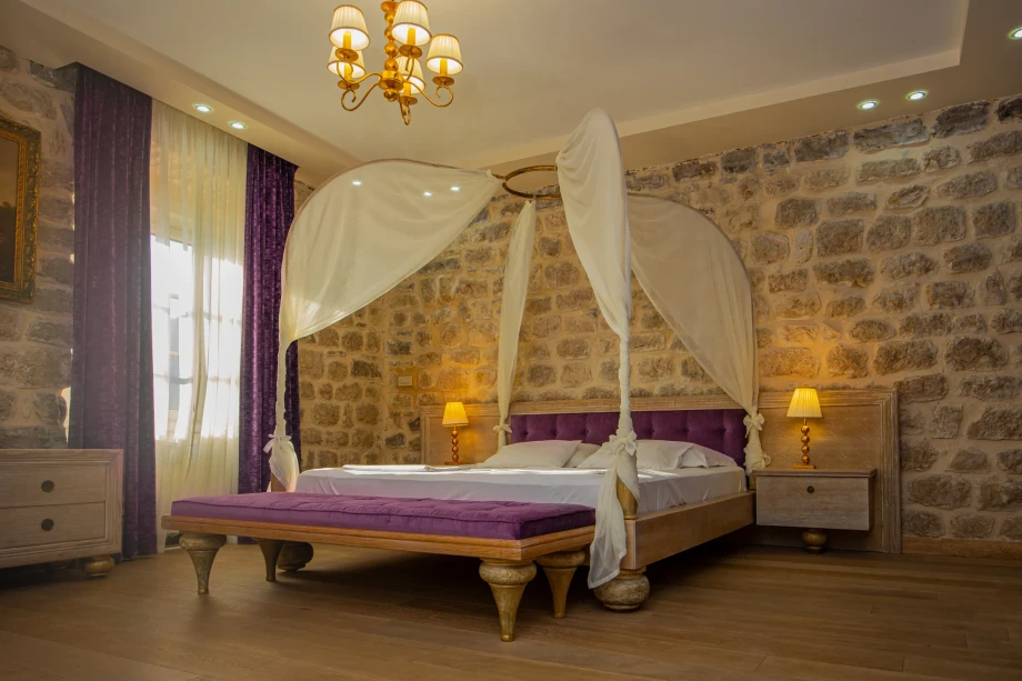 Elegant Comfort: Spacious Bedroom with a Luxurious King-Size Bed