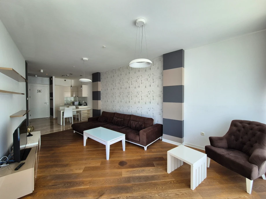 Spacious Living Room with Elegant Furnishings and Relaxing Atmosphere