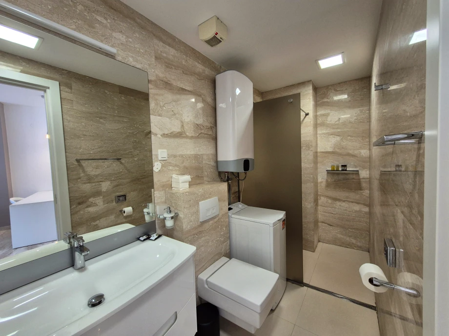 Fully Equipped Bathroom with Modern Amenities and Stylish Design