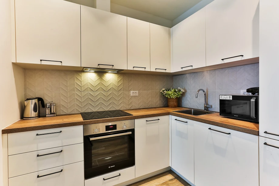 Sleek and Modern Kitchen with High-End Finishes