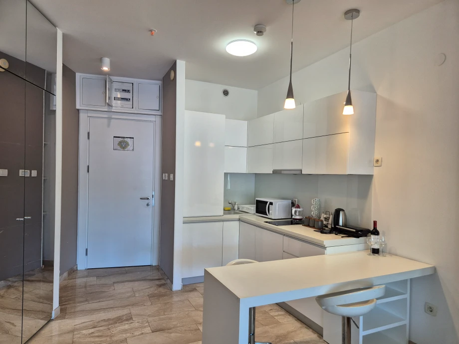 Fully Equipped Kitchen with High-End Appliances and Modern Design