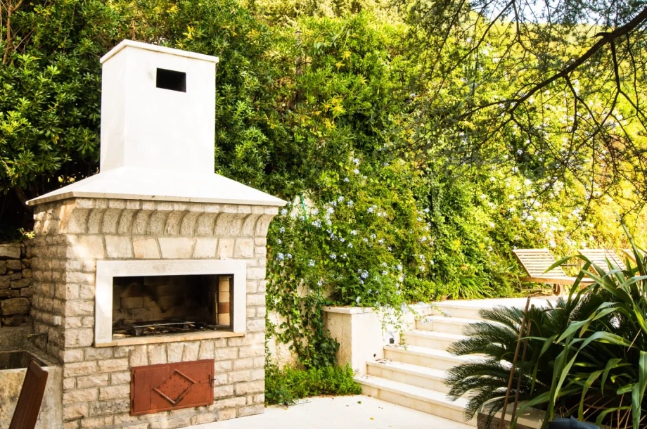 Outdoor Barbecue Area for Dining Al Fresco