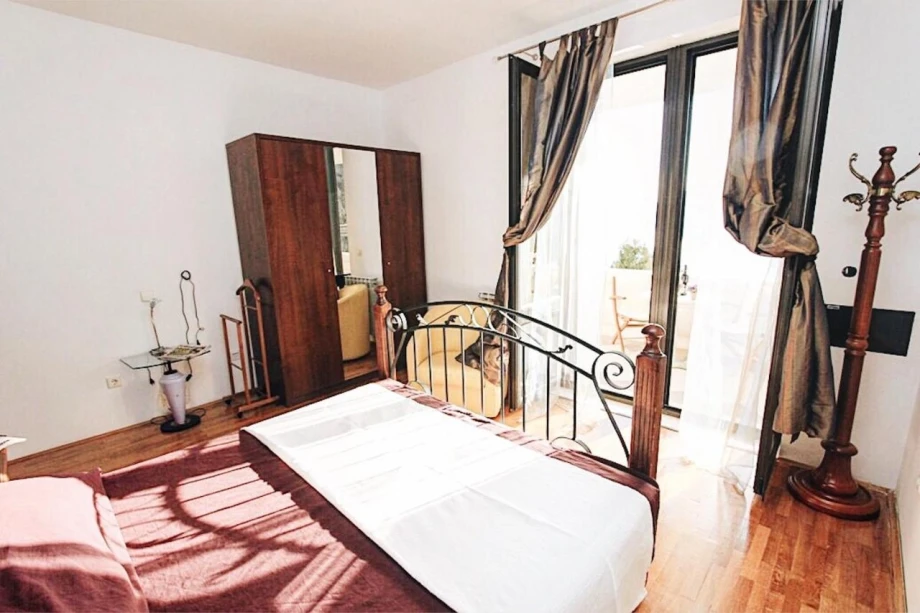 Luxurious Bedroom with Contemporary Design and Serene Atmosphere