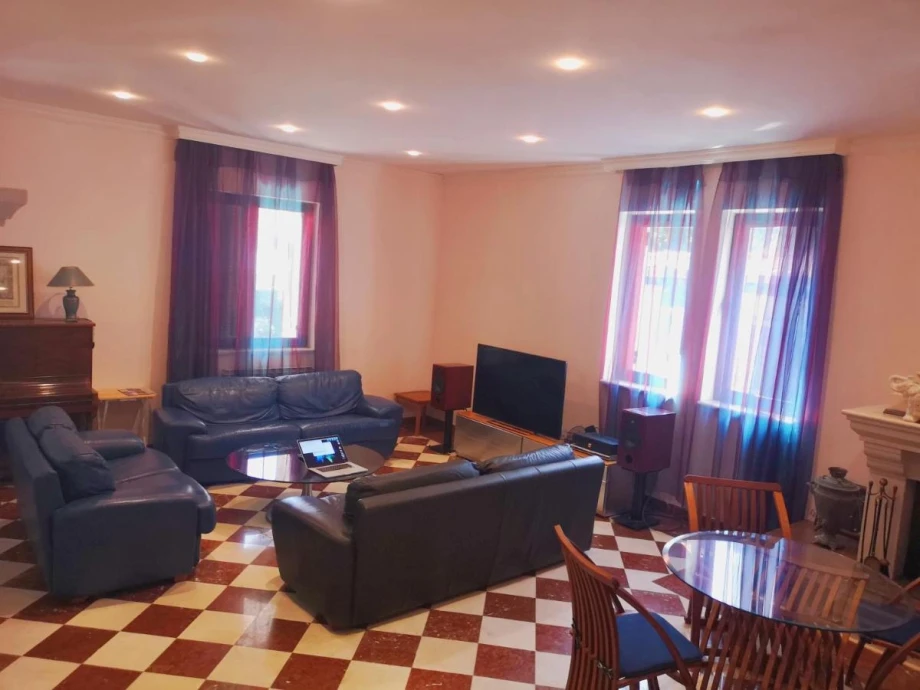 Spacious Living Room with Stylish Furniture and Relaxing Ambiance