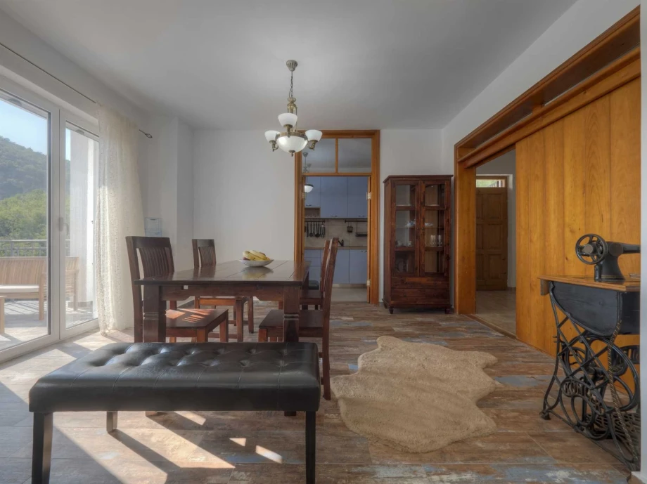 Modern Dining Room in Luxury Villa with Elegant Decor
