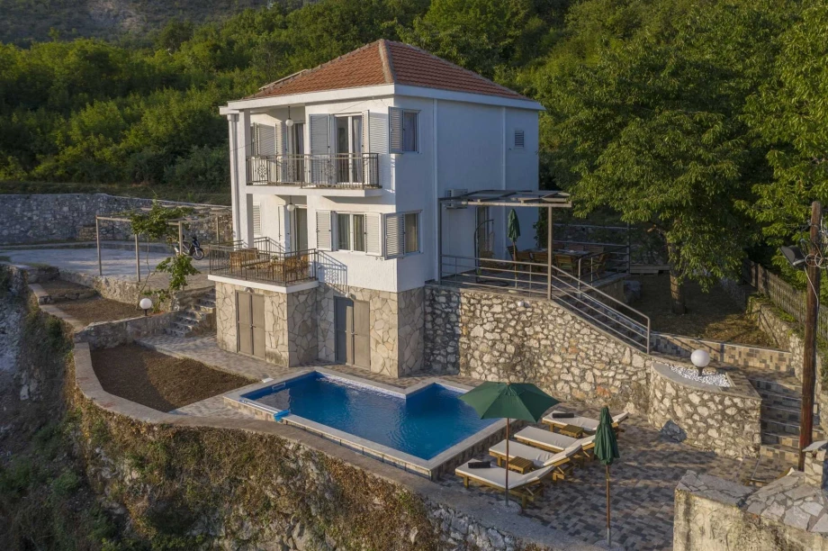Spacious Luxury Villa with Panoramic Views and Grand Architecture