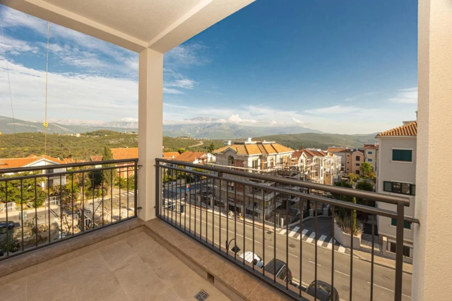 Spacious Outdoor Terrace