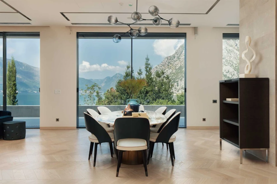 Stylish Dining Table Setup