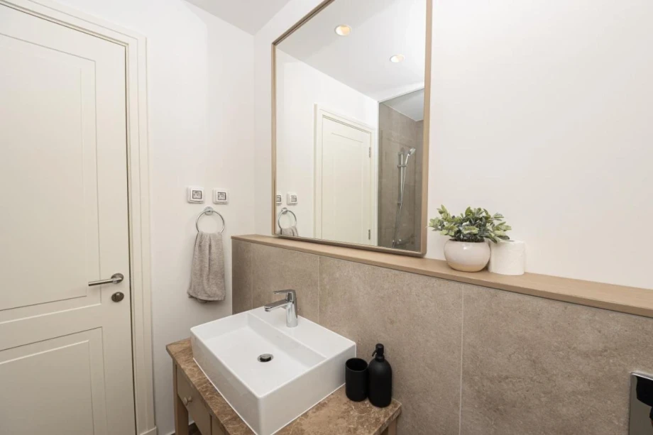 Modern Bathroom Design with Stylish Fixtures and Spacious Layout