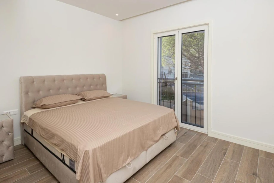 Elegant Bedroom with King-Size Bed and Luxurious Bedding