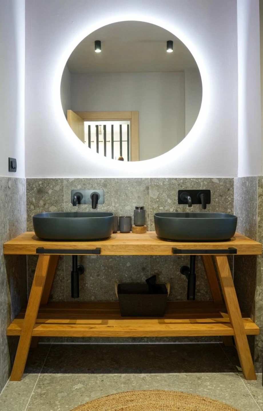 Stylish and Modern Bathroom with Luxurious Finishes