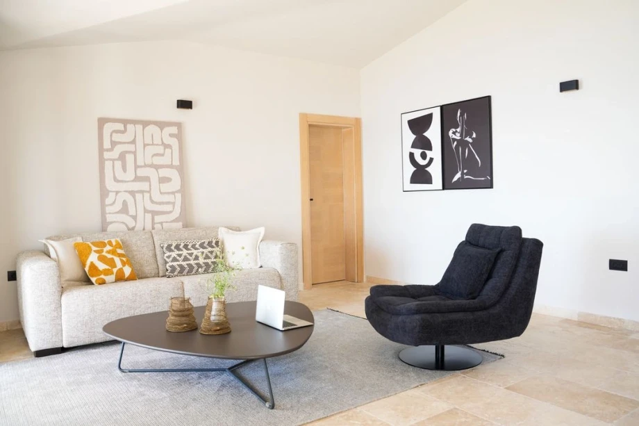 Elegant Bedroom with Modern Details and Sophisticated Design