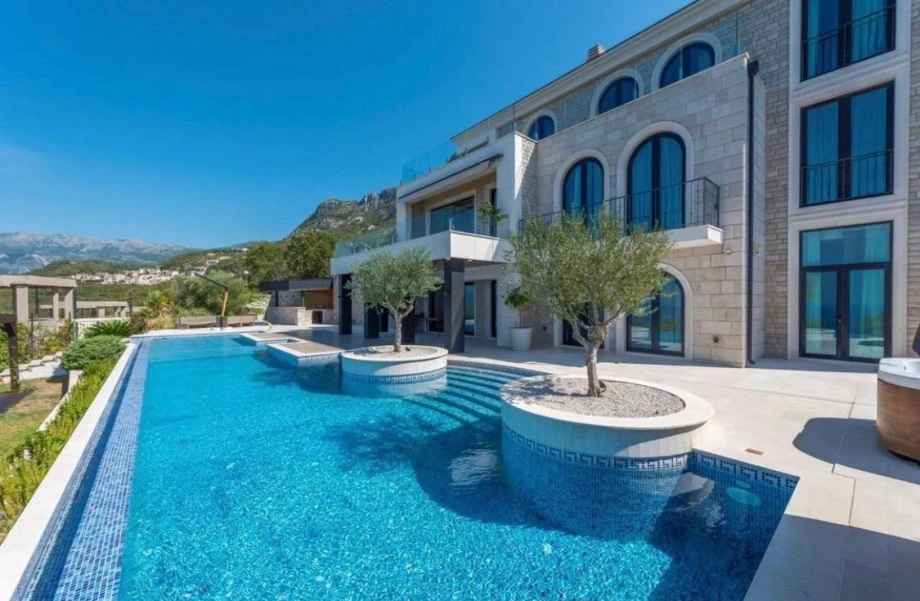 Sunlit Outdoor Pool Area with Scenic Backdrop – Villa Exterior