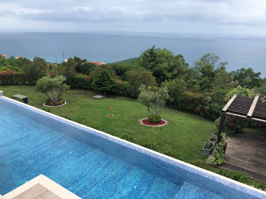 Expansive Villa Garden with Lush Greenery – Outdoor Relaxation Space