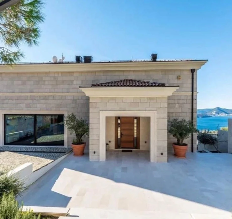Welcoming Entrance to the Villa – A Blend of Style and Privacy