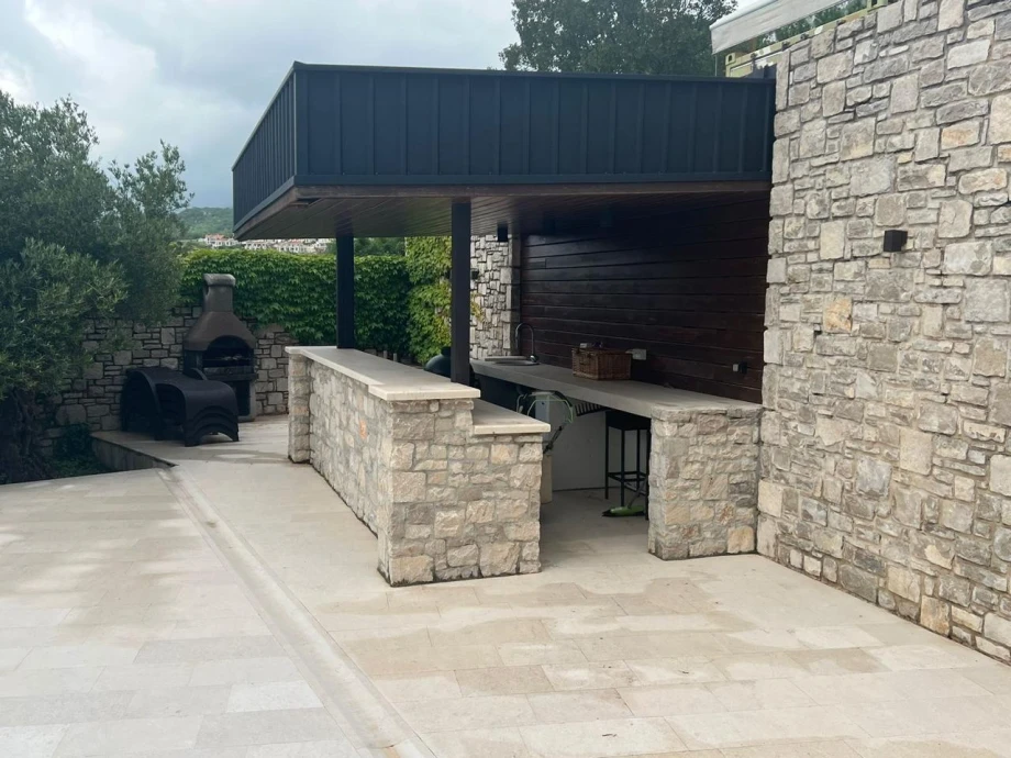 Outdoor Barbecue Area – Villa Dining Meets Open-Air Entertaining